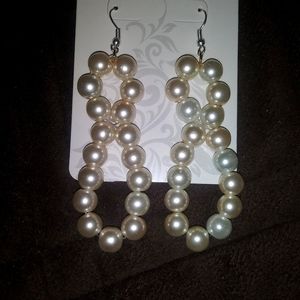 A beautiful white pearl with two color tone earing